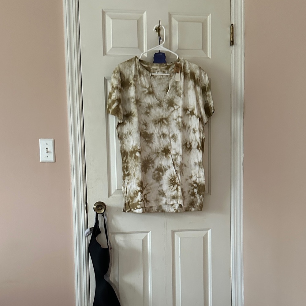 PINK Victoria's Secret Olive & White Tie-Dye Short Sleeve Tee